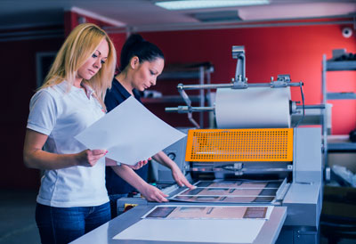 Frau druckt bei prio-print ein Plakat aus