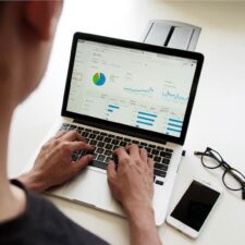 Traffic steigern: So erhöht ein Mann die Besucherzahlen seiner Website.