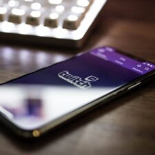 Erfahren Sie, wie Sie auf Twitch Geld verdienen können, indem Sie verschiedene Einnahmequellen nutzen.