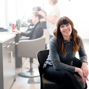 Zufriedener Kunde einer professionellen Friseur Website im Friseursalon.