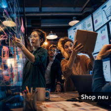 Ein E-Commerce-Team plant dynamisch den Relaunch eines Online-Shops vor Monitoren und einer Customer-Journey-Skizze.