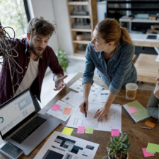 Ein Team plant konzentriert die Migration eines Online-Shops und ordnet Produktdaten, Technik und neue Shop-Struktur.